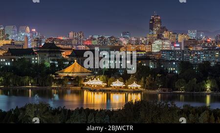 Beijing / Chine - 10 octobre 2018 : vue panoramique nocturne du lac Beijing Skyline et Beihai, vue du parc Jingshan (Coal Hill) Banque D'Images