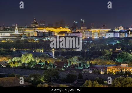 Beijing / Chine - 10 octobre 2018 : vue panoramique nocturne de Beijing Skyline, vue du parc Jingshan (Coal Hill). Banque D'Images