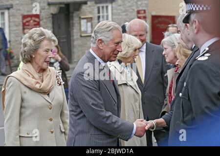 Le Prince Charles et la duchesse de Cornwall visitent le livre Ville de Hay-on-Wye à la frontière galloise lors de la tournée annuelle du Prince Charles au Pays de Galles Banque D'Images