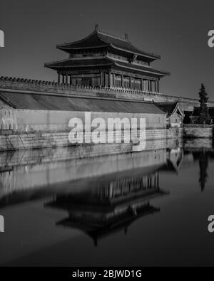 La porte de la puissance divine, porte de sortie nord du musée du Palais de la Cité interdite, reflétant dans la maté d'eau à Beijing, Chine Banque D'Images