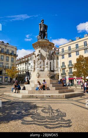 Place Praça Luis de Camões avec la statue de Luis de Camões et les mosaïques d'œuvres d'art. Banque D'Images