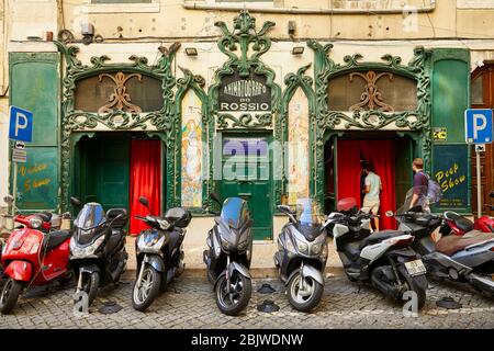 Trottinettes garées devant la façade Art Nouveau du théâtre pour adultes Animatografo do Rossio. Banque D'Images