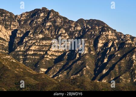 Montagnes du Juyongguan (col de Juyong) dans le district de Changping, à environ 50 kilomètres au nord de Pékin, Chine, où passe la Grande Muraille de Chine Banque D'Images
