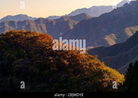 Les montagnes entourant le Juyongguan (col de Juyong) de la Grande Muraille de Chine dans le district de Changping, à environ 50 kilomètres au nord du centre Banque D'Images