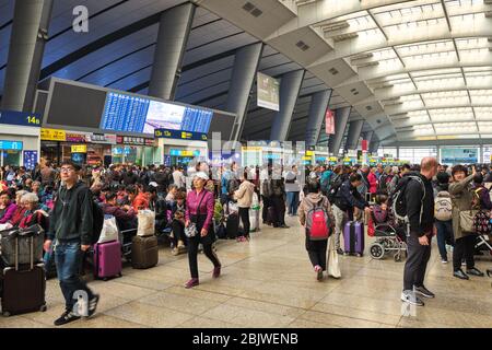 Beijing / Chine - 13 octobre 2018 : passagers au terminal animé de la gare sud de Beijing, desservant des trains rapides à grande vitesse, Fengtai Distri Banque D'Images