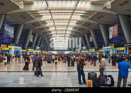 Beijing / Chine - 13 octobre 2018 : passagers au terminal animé de la gare sud de Beijing, desservant des trains rapides à grande vitesse, Fengtai Distri Banque D'Images