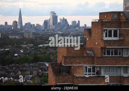 Les résidents d'un bloc d'appartements à Dawson's Heights, Dulwich, dans le sud de Londres, se joignent aux applaudissements pour saluer les héros locaux au cours du Clap national de jeudi pour que les soignants reconnaissent et soutiennent les travailleurs et les soignants du NHS qui luttent contre la pandémie de coronavirus. Banque D'Images