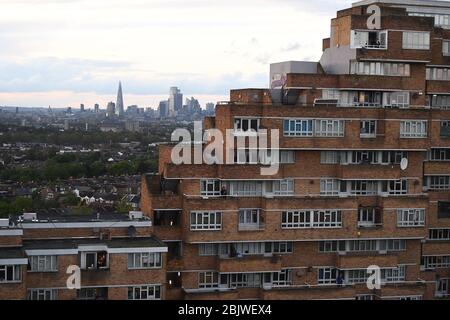 Les résidents d'un bloc d'appartements à Dawson's Heights, Dulwich, dans le sud de Londres, se joignent aux applaudissements pour saluer les héros locaux au cours du Clap national de jeudi pour que les soignants reconnaissent et soutiennent les travailleurs et les soignants du NHS qui luttent contre la pandémie de coronavirus. Banque D'Images