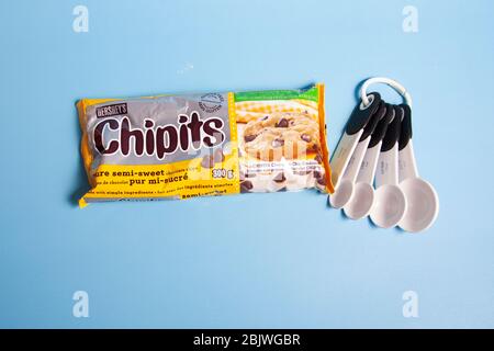 Halifax, Canada - 11 avril 2020 : un paquet de chocolat semi-sucré CHIPITS avec cuillères en plastique pour mesurer Banque D'Images