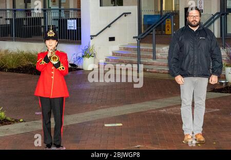 Brentwood Essex, Royaume-Uni. 30 avril 2020. Clap pour NHSCarers à l'Hôtel de Ville de Brentwood avec un salut en trompette joué par Sidonie Holmes (14) de la bande de jeunesse impériale de Brentwood (gauche) et Chris Hossack, leader du Conseil de Brentwood, (droite) crédit: Ian Davidson/Alay Live News Banque D'Images