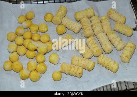 Frites et croquettes Fast-food congelées pour le four Banque D'Images