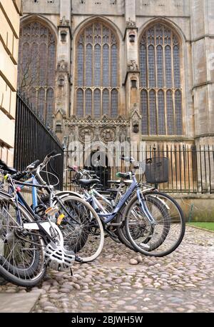 Mars 2018 - vélos empilés à l'extérieur des portes latérales de la chapelle de Kings College, Cambridge. ROYAUME-UNI. Banque D'Images