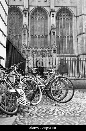 Mars 2018 - vélos empilés à l'extérieur des portes latérales de la chapelle de Kings College, Cambridge. ROYAUME-UNI. Banque D'Images