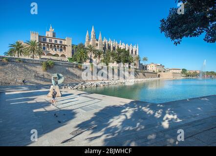 La cathédrale et le palais Almudaina du Parc de la mar, Palma de Majorque, Baléares, Espagne Banque D'Images