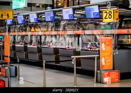 La zone d'enregistrement de KLM est presque vide et désertée à l'aéroport de Schiphol pendant la pandémie de code - 19.le gouvernement néerlandais fournira un soutien de 2 à 4 milliards d'euros à KLM. Banque D'Images