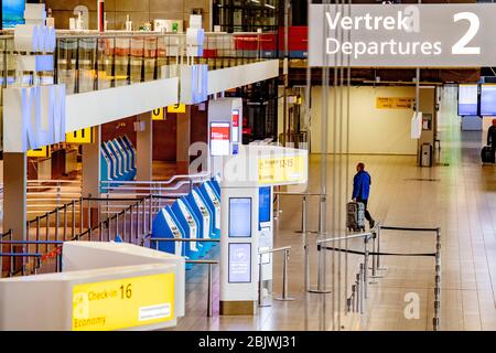 La zone d'enregistrement de KLM est presque vide et désertée à l'aéroport de Schiphol pendant la pandémie de code - 19.le gouvernement néerlandais fournira un soutien de 2 à 4 milliards d'euros à KLM. Banque D'Images