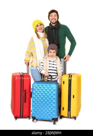 Bonne famille avec des vêtements chauds et des bagages sur fond blanc. Prêt pour des vacances d'hiver Banque D'Images