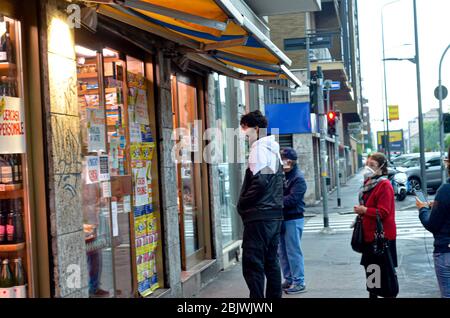 Lombardie, Milan, Italie. 30 avril 2020. (INT) Vol à Milan au milieu de la pandémie de coronavirus.30 avril 2020, Milan, Italie:la mesure de l'isolement se poursuit encore dans la ville et avec la fermeture des affaires et presque aucun mouvement autour de la ville, La marginalité augmente et avec ce voleur a essayé de voler en brisant la porte de verre d'un magasin dans Viale Monza à Milan, ce jeudi.crédit: Josi Donelli/Thenews2 crédit: Josi Donelli/TheNEWS2/ZUMA Wire/Alay Live News Banque D'Images