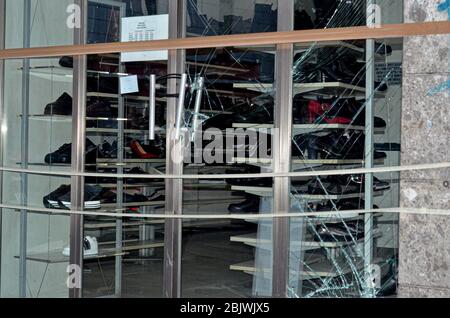 Lombardie, Milan, Italie. 30 avril 2020. (INT) Vol à Milan au milieu de la pandémie de coronavirus.30 avril 2020, Milan, Italie:la mesure de l'isolement se poursuit encore dans la ville et avec la fermeture des affaires et presque aucun mouvement autour de la ville, La marginalité augmente et avec ce voleur a essayé de voler en brisant la porte de verre d'un magasin dans Viale Monza à Milan, ce jeudi.crédit: Josi Donelli/Thenews2 crédit: Josi Donelli/TheNEWS2/ZUMA Wire/Alay Live News Banque D'Images