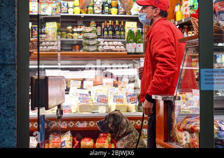 Lombardie, Milan, Italie. 30 avril 2020. (INT) Vol à Milan au milieu de la pandémie de coronavirus.30 avril 2020, Milan, Italie:la mesure de l'isolement se poursuit encore dans la ville et avec la fermeture des affaires et presque aucun mouvement autour de la ville, La marginalité augmente et avec ce voleur a essayé de voler en brisant la porte de verre d'un magasin dans Viale Monza à Milan, ce jeudi.crédit: Josi Donelli/Thenews2 crédit: Josi Donelli/TheNEWS2/ZUMA Wire/Alay Live News Banque D'Images