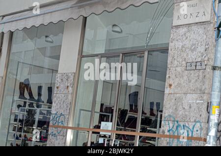 Lombardie, Milan, Italie. 30 avril 2020. (INT) Vol à Milan au milieu de la pandémie de coronavirus.30 avril 2020, Milan, Italie:la mesure de l'isolement se poursuit encore dans la ville et avec la fermeture des affaires et presque aucun mouvement autour de la ville, La marginalité augmente et avec ce voleur a essayé de voler en brisant la porte de verre d'un magasin dans Viale Monza à Milan, ce jeudi.crédit: Josi Donelli/Thenews2 crédit: Josi Donelli/TheNEWS2/ZUMA Wire/Alay Live News Banque D'Images