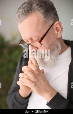 Portrait de l'homme senior dans des vêtements décontractés à l'intérieur Banque D'Images
