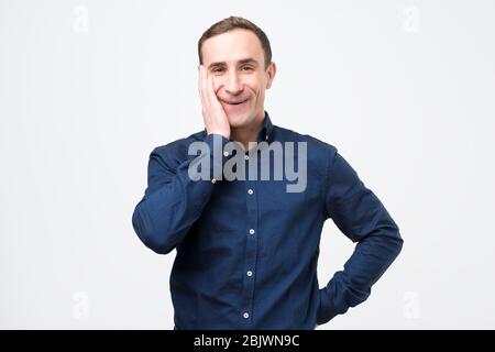 Jeune homme caucasien ayant surpris l'expression faciale. Émotion faciale positive. Banque D'Images