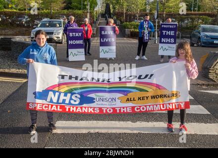 Coleraine, Irlande du Nord. 30 avril 2020.le personnel infirmier des médecins et les partisans du NHS se sont accrochés à l'hôpital Causeway jeudi soir. CPCC Credit: Steven McAuley/Alay Live News Banque D'Images