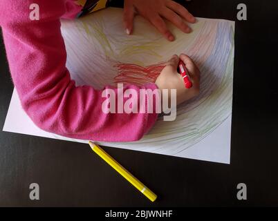 Rome, italie - 25 avril 2020: Jeune fille en train de peindre l'arc-en-ciel pendant la quarantaine de la maladie du coronavirus Covid19, famille Banque D'Images