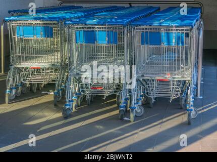 vider et empiler les chariots de supermarché à l'extérieur Banque D'Images
