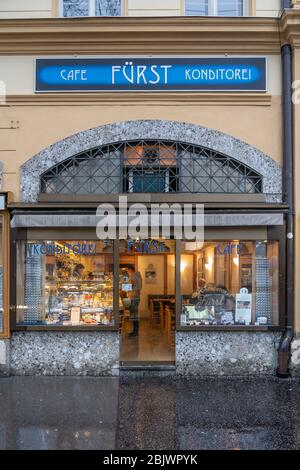 3 févr. 2020 - Salzbourg, Autriche: Premier et original café Konditorei dans le centre-ville de Salzbourg célèbre pour son chocolat Mozartkugel Banque D'Images