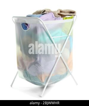 Panier à linge avec serviettes sales sur fond blanc Banque D'Images