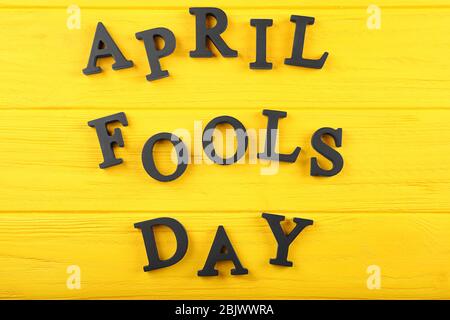 Expression « avril fools day » sur fond de couleur Banque D'Images