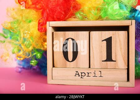 Bloquer le calendrier et la perruque arc-en-ciel sur la table. Fête du jour d'avril Banque D'Images