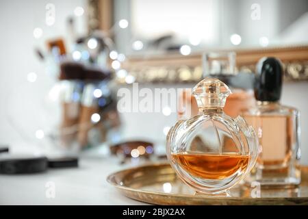 Plateau métallique avec bouteilles de parfum sur table Banque D'Images