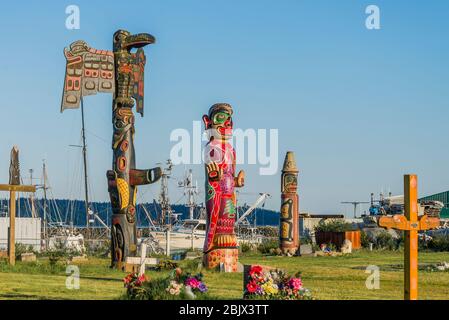 La Première Nation de Wei Wai Kum mâts commémoratifs, cimetière de la bande indienne de Campbell River, Campbell River, Colombie-Britannique, Canada Banque D'Images