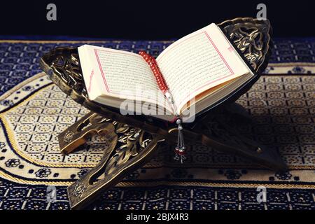 Livre Saint ouvert de musulmans avec des perles de prière en attente Banque D'Images