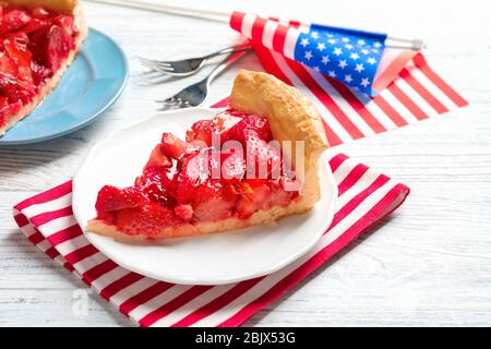 Un morceau de gâteau au drapeau américain savoureux sur la table Banque D'Images