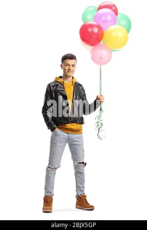 Portrait complet d'un gars souriant et tenant un groupe de ballons colorés isolés sur fond blanc Banque D'Images