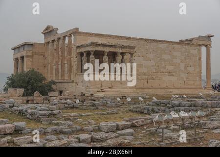 Athènes, Grèce: L'Erechtheion à l'Acropole, construit entre 421 et 405 av. J.-C. Le porche des caryatides est sur le côté sud. Banque D'Images