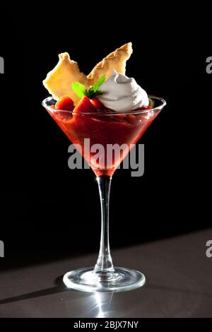 Délicieux dessert frais aux baies de fraise, en verre Martini Banque D'Images
