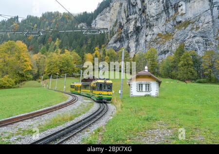 Belle vue sur le village de Lauterbrunnen en Suisse Banque D'Images