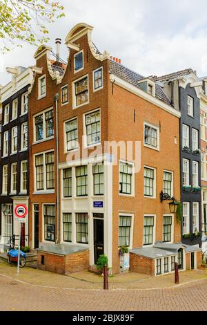 Maisons résidentielles étroites typiques dans la vieille ville d'Amsterdam, Pays-Bas Banque D'Images