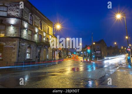 Vue sur le centre du village de Mossley depuis la sortie Stamford Street, pendant une nuit humide en janvier 2016. Banque D'Images