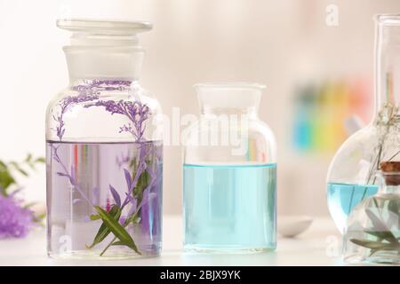 Bouteilles avec différentes huiles de parfum sur la table Banque D'Images