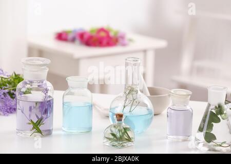 Bouteilles avec différentes huiles de parfum sur la table Banque D'Images