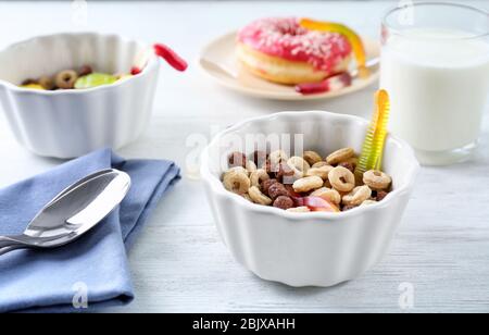 Céréales avec vers de la gummy dans le bol. Avril, des aliments de mousse Banque D'Images