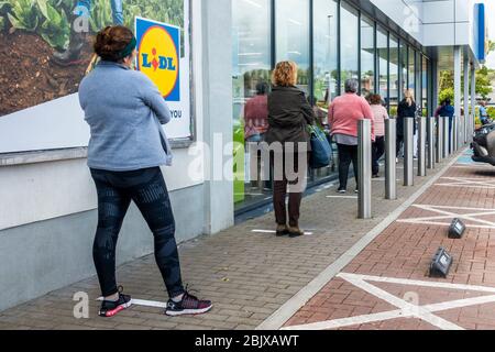 Clonakilty, West Cork, Irlande. 30 avril 2020. Il y avait une file d'attente pour se rendre au supermarché Lidl, Clonakilty aujourd'hui pour limiter le nombre de personnes dans le magasin en raison de la pandémie Covid-19. Crédit : AG News/Alay Live News Banque D'Images