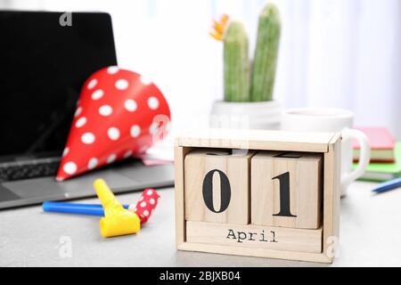 Bloquer le calendrier sur la table de bureau. Fête du jour d'avril Banque D'Images