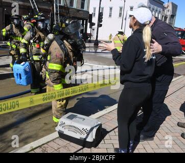 Racine, Wisconsin, États-Unis. 30 avril 2020. ELENA BARRON est réunifiée avec ses chats DaVinci et DEXTER par les pompiers de racine, Wisconsin après avoir été incendiée à travers son appartement et d'autres dans le centre-ville de racine jeudi 30 avril 2020. Crédit: Mark Hertzberg/ZUMA Wire/Alay Live News Banque D'Images